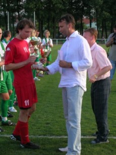 Adam Janek přebírá jako kapitán Židenic pohár za vítězství v Krajském poháru ČMFS.